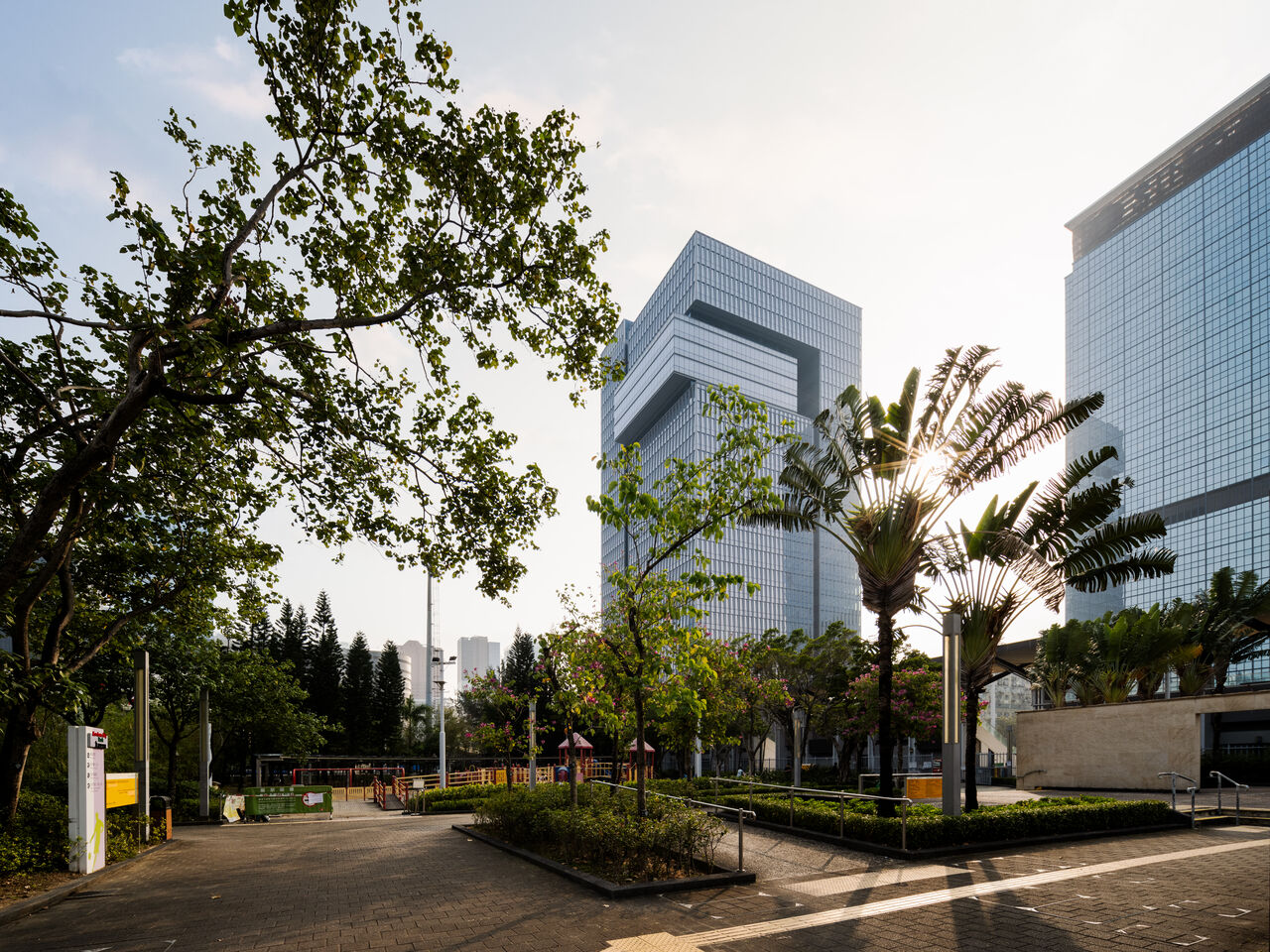 Expressive cantilevered cubes are inserted at the top of the tower to give the building a strong, recognisable identity when viewed from afar.