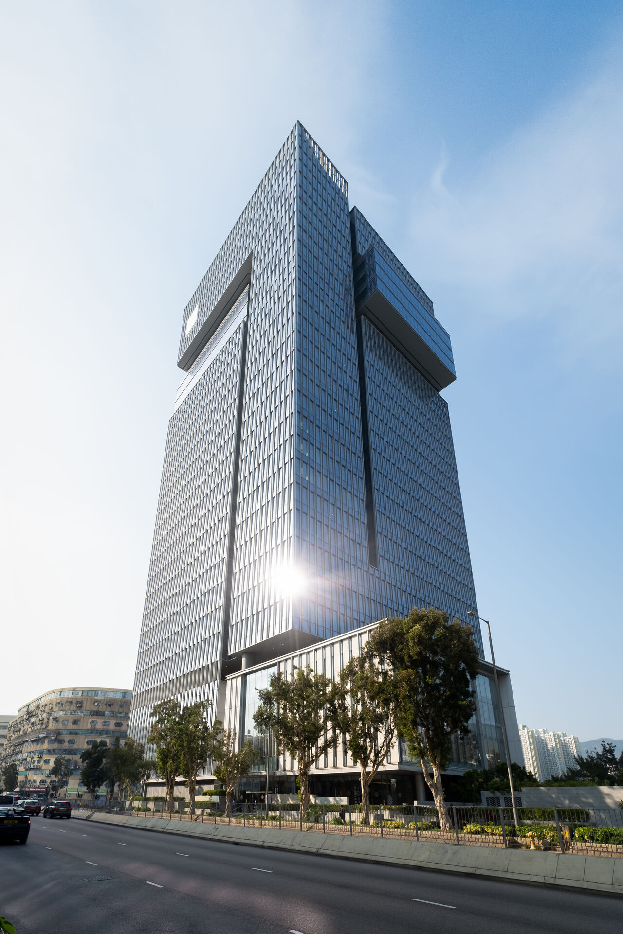 Expressive cantilevered cubes are inserted at the top of the tower to give the building a strong, recognisable identity when viewed from afar.